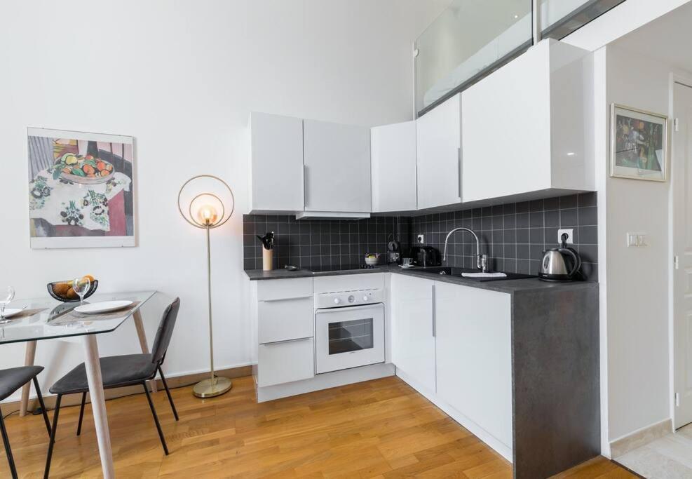 Deloye - Spacious Quiet Wac Near Old Town Apartment *